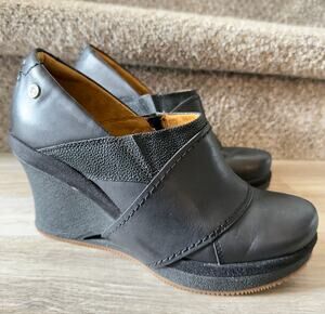 MOZO Divine Wedge Black Leather Slip On Shoes Women’s 8.5